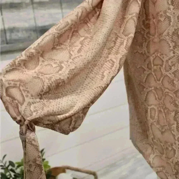 BCBG MAXZIRIA Off Shoulder 3/4 Sleeve with tie Animal Print Blouse Sz. S - Picture 5 of 10